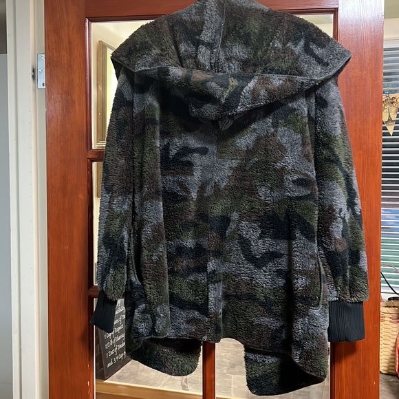 525. Camouflage Soft Oversized Hooded Cozy Open With Pockets OSFM NWT - Picture 10 of 12